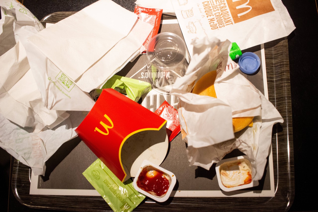 Bei McDonald’s fällt täglich eine Menge Müll an. Vor allem die Verpackungen für Burger, Pommes und Co. machen viel aus. (Symbolbild)