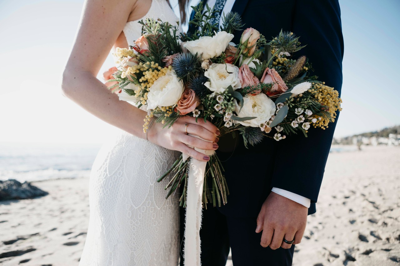Ein Hochzeitspaar wurde bei seiner Trauung am Strand überrascht. (Symbolbild)