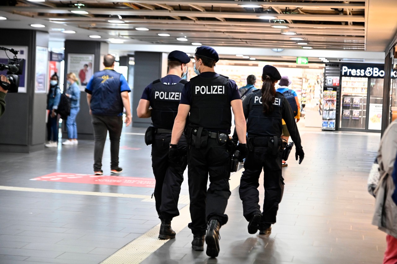 Die Bundespolizei musste kurz vor Weihnachten zu einem Einsatz in dem Discounter im Essener Hbf eilen. (Symbolbild)