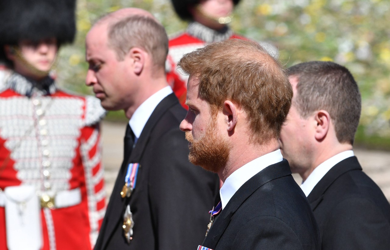 Die Prinzen William (l.) und Harry bei der Beerdigung ihres Großvaters Prinz Philip im April 2021.