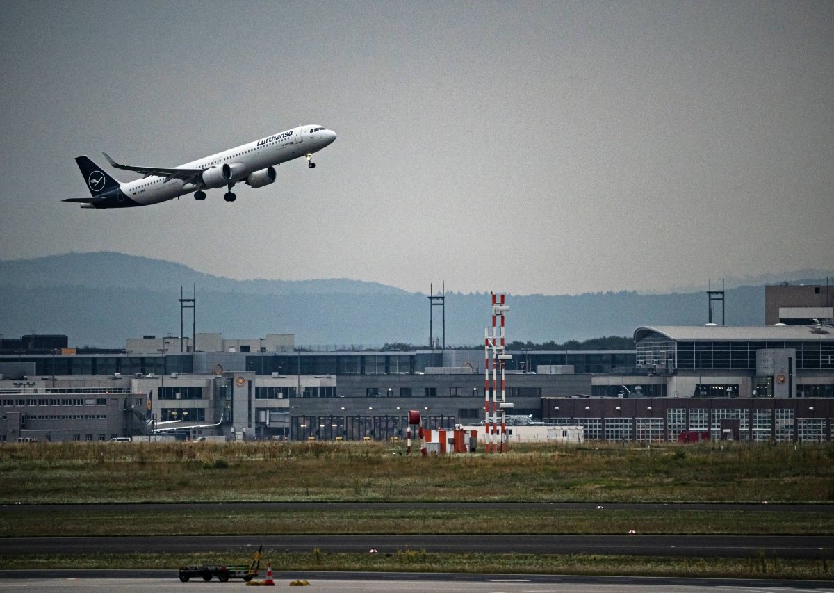 Ein Flugzeug beim Start von der Startbahn.