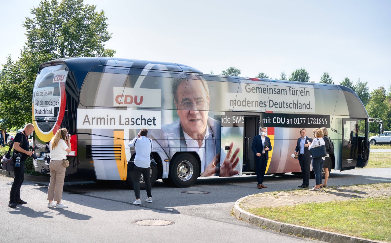 Der Wahlkampfbus von Kanzlerkandidat Armin Laschet. 