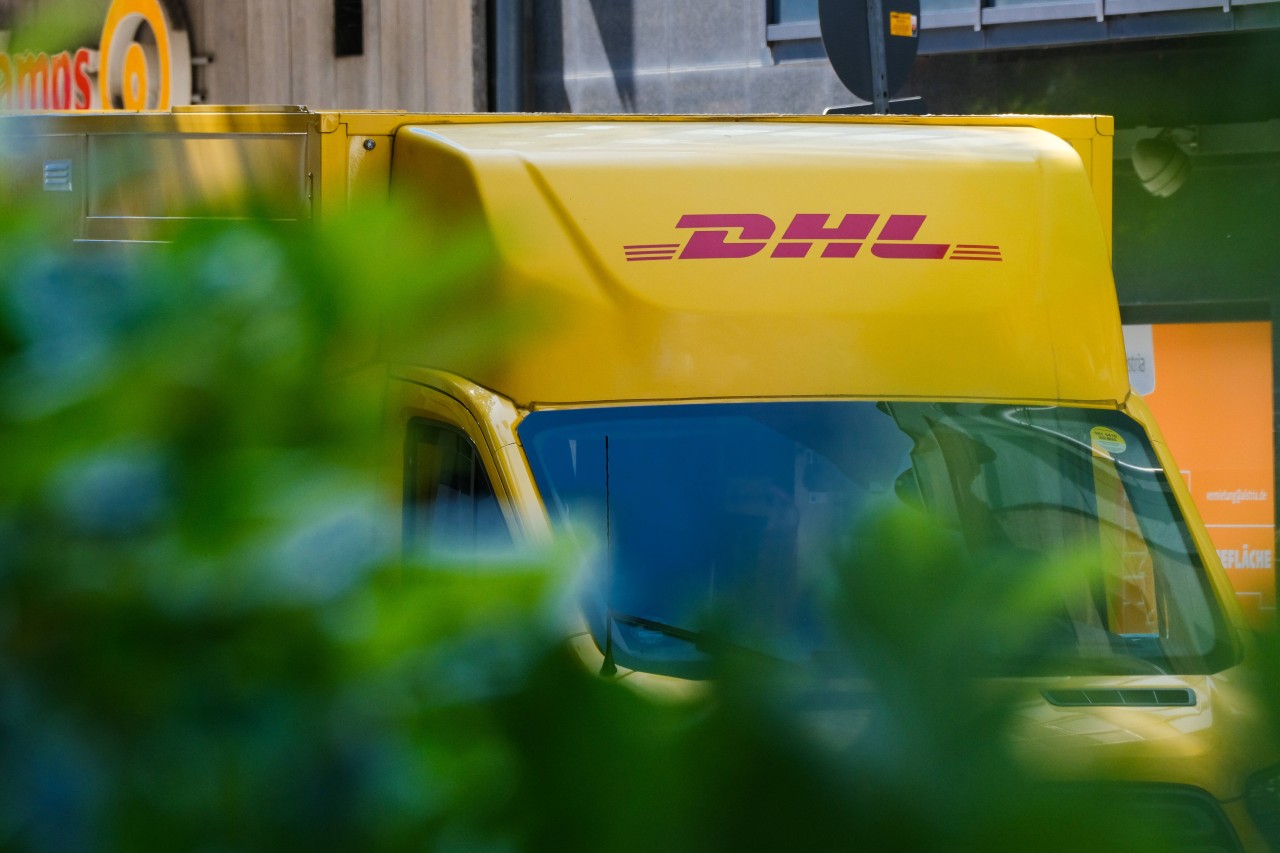 Eine Kundin möchte ihr DHL-Paket abholen, ist aber verwirrt wegen dem, was auf ihrem Schein steht. (Symbolbild)