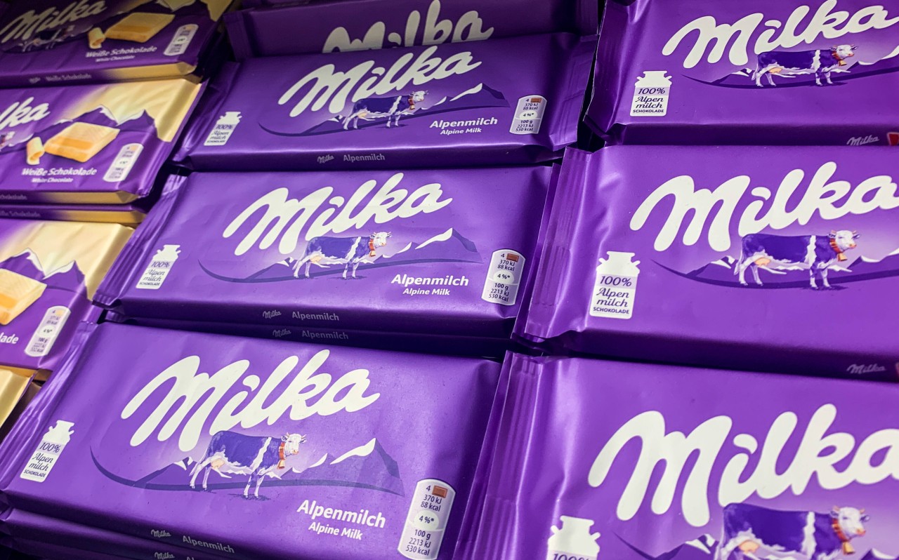 Milka könnte aus den Regalen bei Edeka und Netto verschwinden. (Symbolbild)