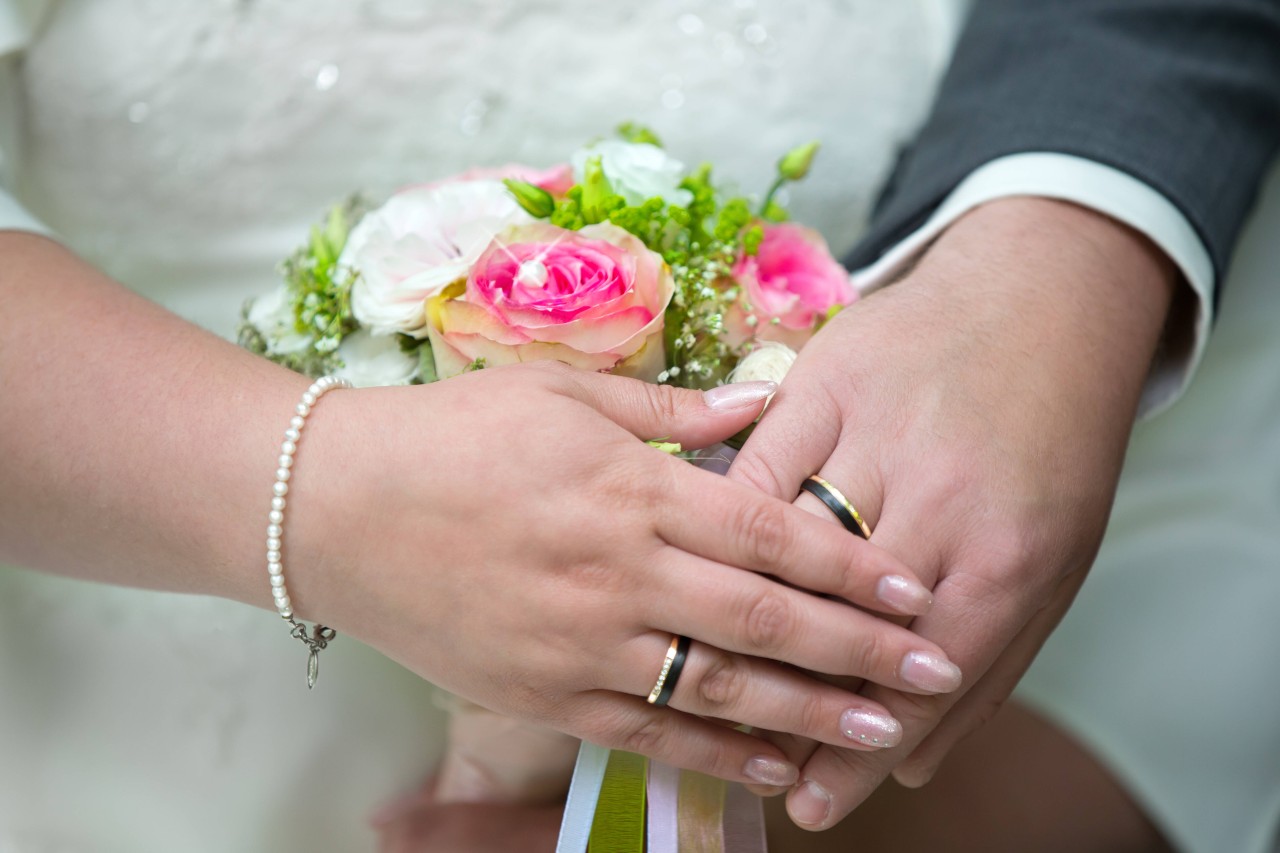 Bei ihrer Hochzeit will eine Braut nicht den Verlobten ihrer Trauzeugin dabeihaben. (Symbolbild)