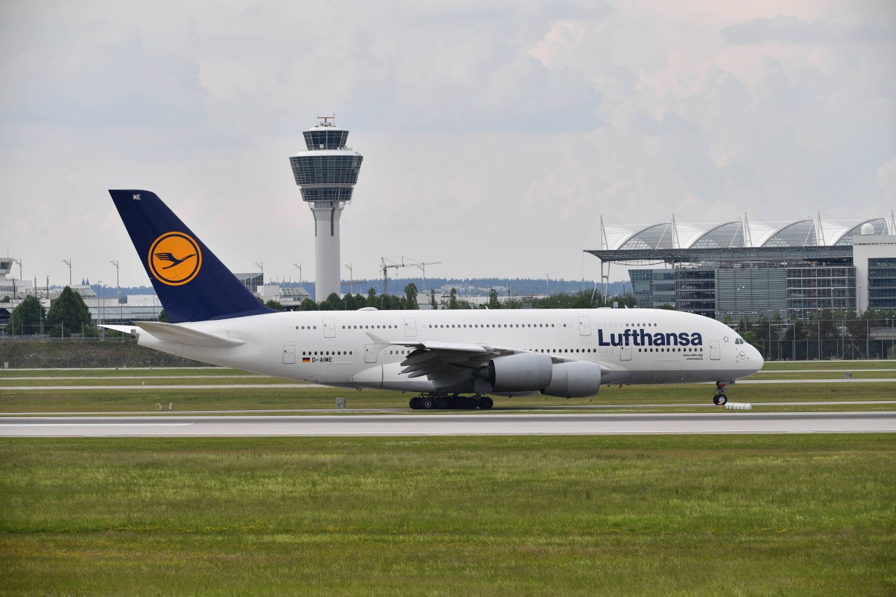 Die Lufthansa steckt in einer Krise und muss den Kunden jetzt schlechte Nachrichten beibringen. (Symbolbild)