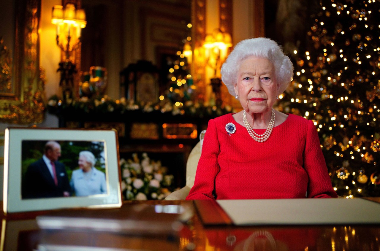 Queen Elizabeth II. bei ihrer Ansprache zum ersten Weihnachtstag. Neben ihr ein Bild mit ihrem verstorbenen Eheman Prinz Philip.