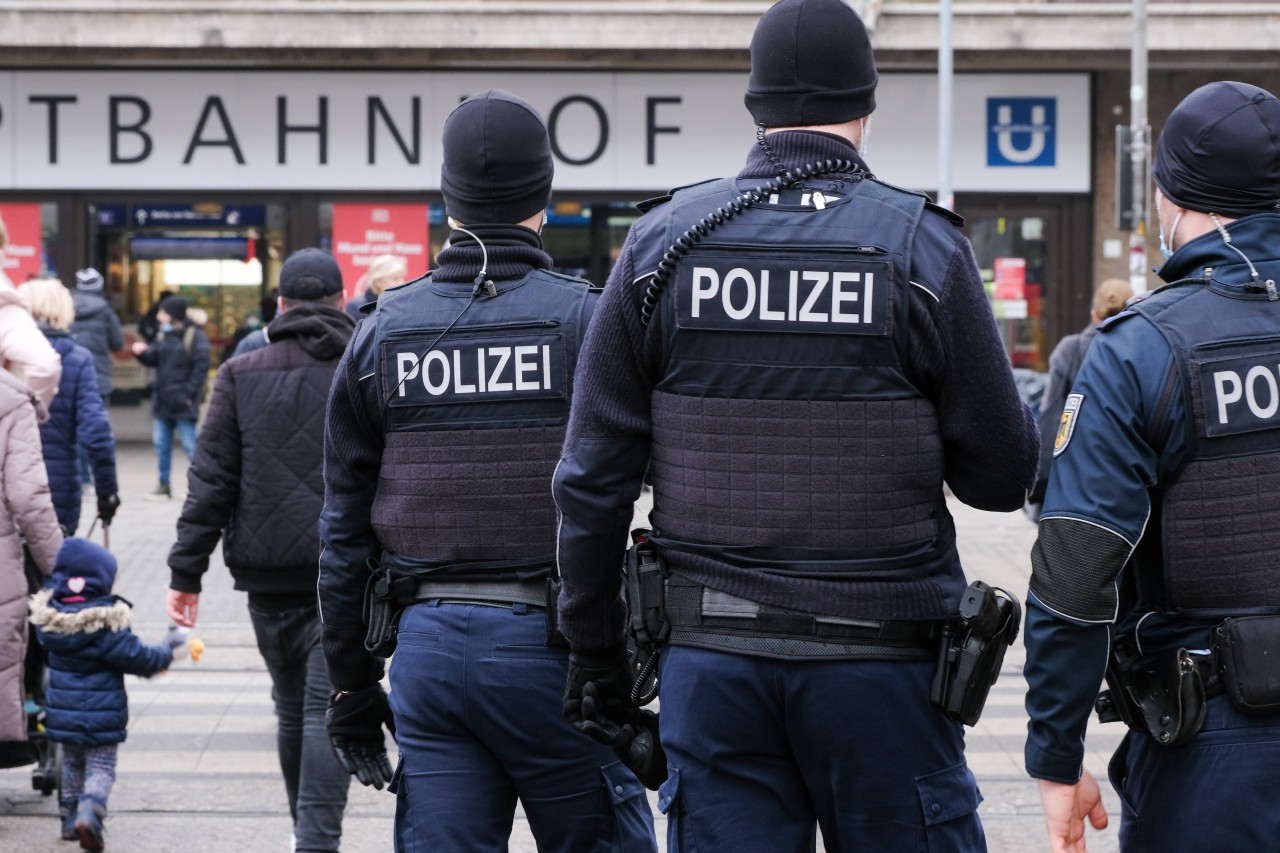 In Gelsenkirchen musste die Polizei den Bahnmitarbeitern am Hauptbahnhof zur Hilfe eilen. (Symbolbild)