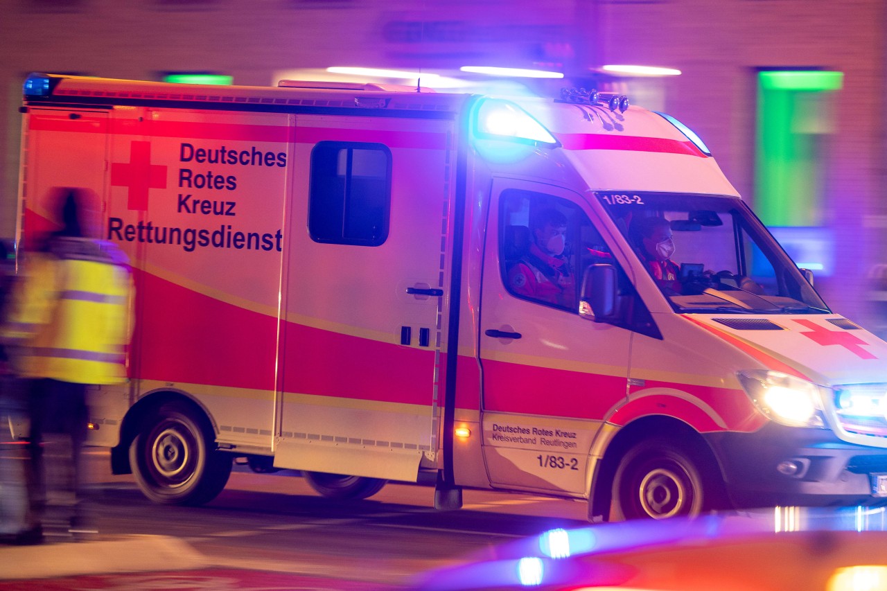 Ein Rettungswagen brachte den verletzen Radfahrer aus Dortmund ins Krankenhaus. (Symbolbild)