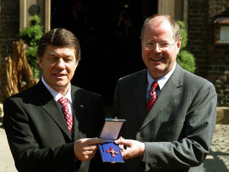 ...das Bundesverdienstkreuz an den Erfolgstrainer Otto Rehhagel. In Großbritannien durfte er...