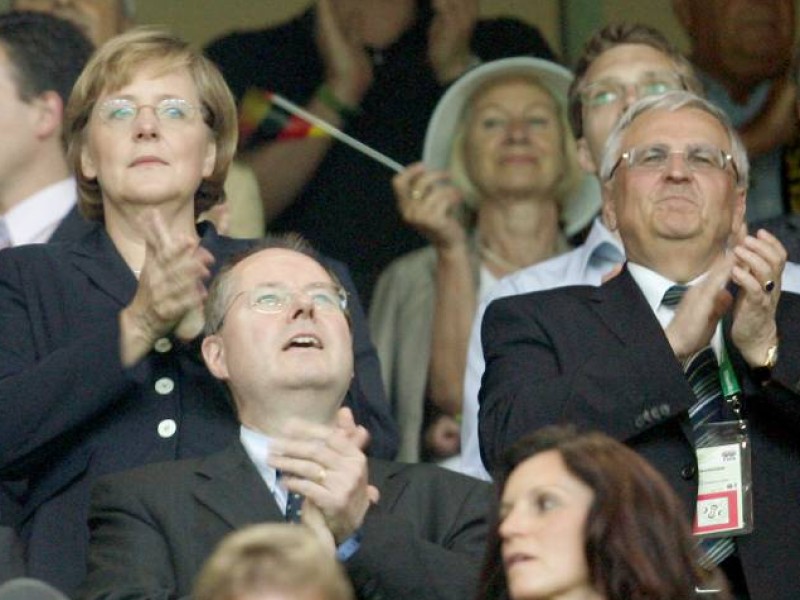 ...Bundeskanzlerin Angela Merkel das handhabt: Sie ist erklärter Fan der Nationalmannschaft - das spart ihr viel Ärger. Dass Steinbrück auch mit Jogis Jungs mitfiebern kann, bewies er...