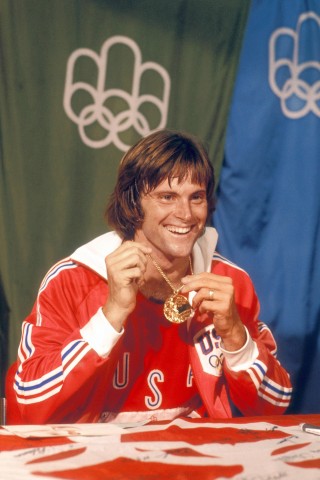 Bruce Jenner holte 1976 in Montreal Olympisches Gold im Zehnkampf. In den 1980ern fing Jenner den Prozess der Geschlechtsangleichung an. Doch für Kris Jenner brach er den Prozess damals vorübergehend ab.