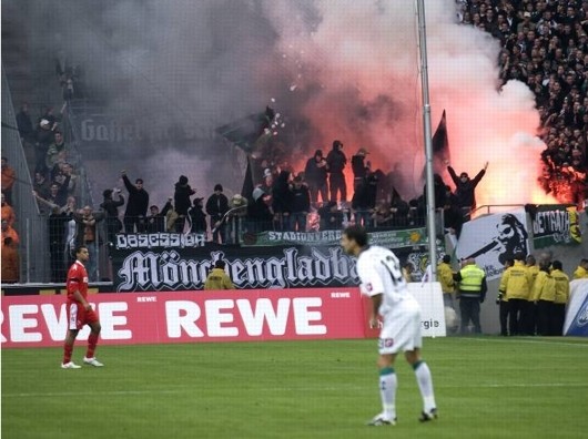 Fans zünden beim Spiel zwischen Köln und Gladbach im März 2009 bengalische Feuer.