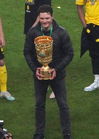 Der Traum eines jeden Fußballfans. Als Trainer seines Lieblingsklubs einen Pokal zu gewinnen. Edin Terzic hat es geschafft.