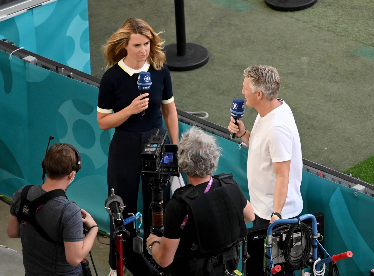 ARD Sportschau Moderatorin Jessy Wellmer und Experte Bastian Schweinsteiger begleiteten Spiele der EM 2021 aus dem Stadion.