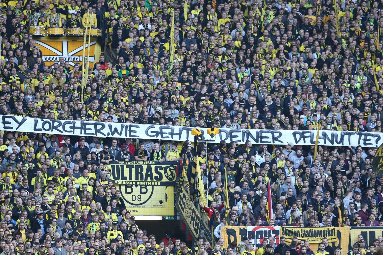 Schon beim Heimspiel des BVB gegen Darmstadt hielt vermutlich die "0231Riot-Crew" ein Banner in die Luft, auf dem sie dem Fan-Beauftragten Lörcher drohte.