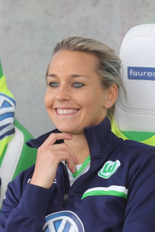 Der Lidstrich ist ihr Markenzeichen, auch auf dem Fußballfeld: Lena Goeßling.