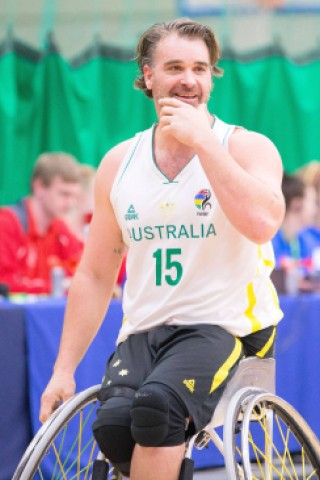 Mr. Charming: Der australische Basketballer Brad Ness verlor mit 18 Jahren sein rechtes Bein.