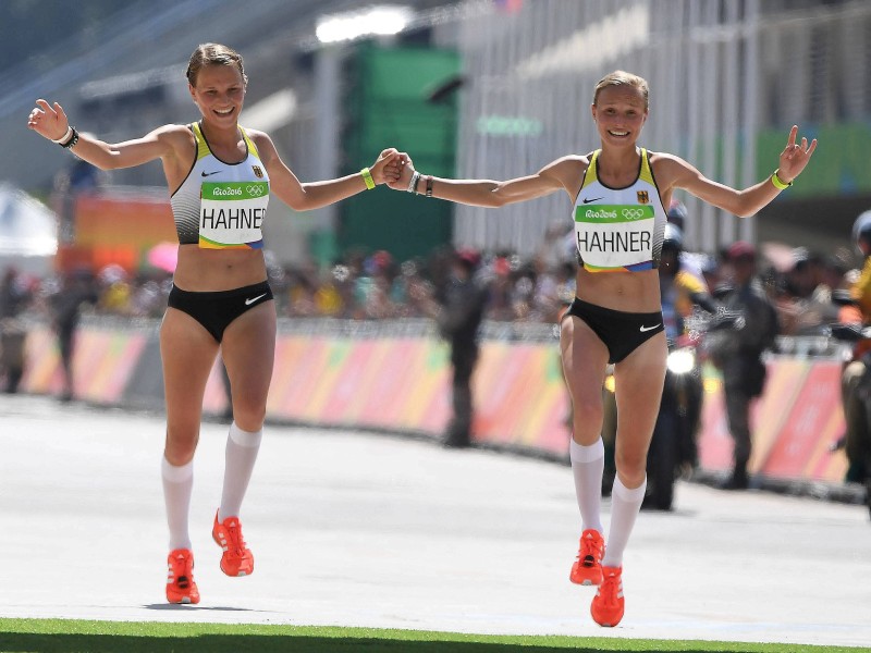 Das Bild ging um die Welt: Spätestens seit den Olympischen Spielen 2016 in Rio kennt die deutschen Hahner-Zwillinge Anna (r.) und Lisa jeder. Die beiden sind Hand in Hand ins Marathon-Ziel gelaufen. 