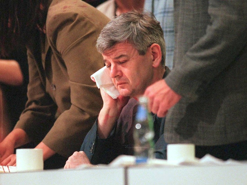 Während einer Debatte auf einem grünen Sonderparteitag in Bielefeld wird der Außenminister Joschka Fischer im Mai 1999 mit einem Farbbeutel beworfen. Er erleidet einen Trommelfellriss.