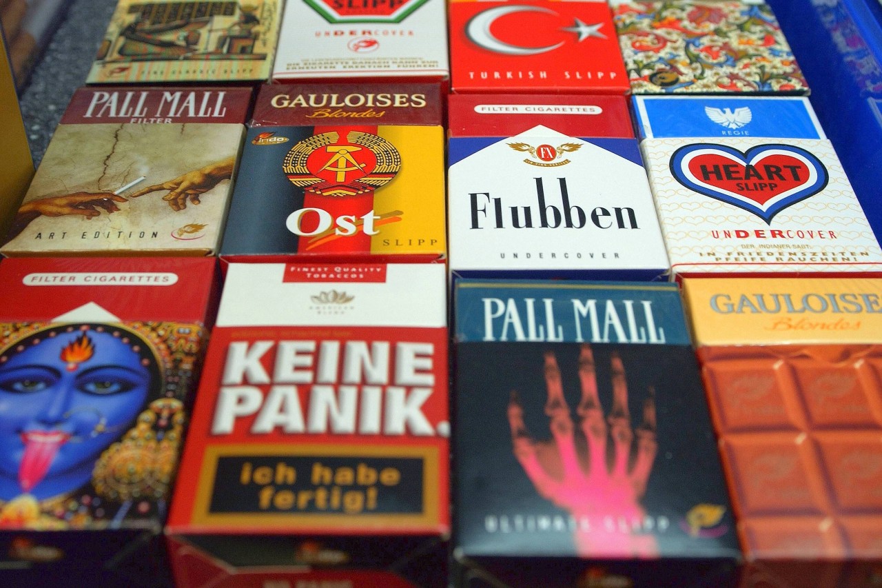 Der Absatz von Hüllen, die Warnhinweise und Schockbilder auf Zigarettenschachteln verdecken, sei seit Inkrafttreten der EU-Tabakrichtlinie gestiegen, sagen Nichtraucherverbände.