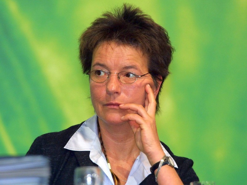 Ein Unbekannter greift die Parlamentarierin Angelika Beer (Grüne) in Berlin im Juni 2000 mit einem Messer an und verletzt sie am Arm. 