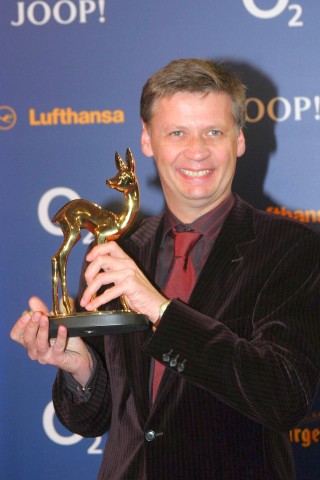 Günther Jauch mit dem Bambi im November 2004 – nur eine von zahlreichen Auszeichnungen für den Moderator. Mehrfach gab es für Jauch den Bambi – genauso wie die Goldene Kamera, die Goldene Henne, den Deutschen Fernsehpreis und den Herbert-Award für den besten Sportmoderator.