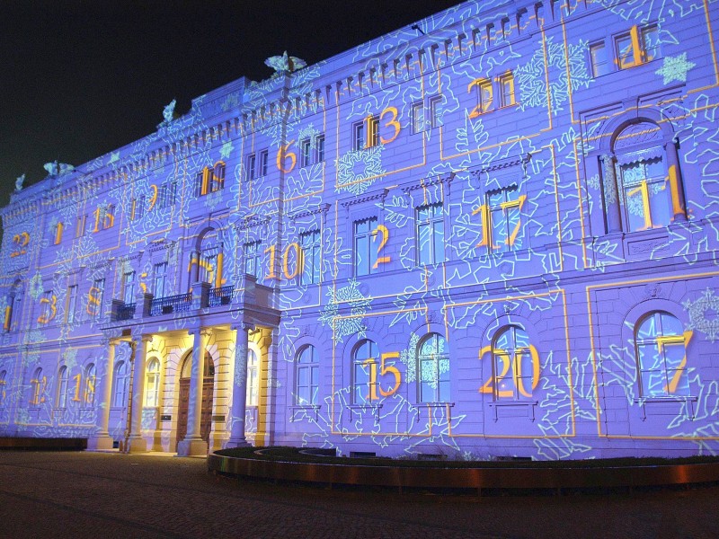 Strahlen im winterlichen Hauptstadt-Grau: Die neue Kommandantur in Berlin wurde per Lichtinstallation schon mal zum Weihnachtskalender.