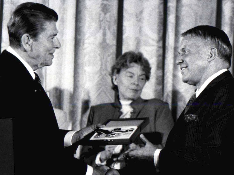 Zu seinen Auszeichnungen gehören die Freiheitsmedaille, hier verliehen von US-Präsident Ronald Reagan, und die Goldene Ehrenmedaille des Kongresses sowie zahlreiche Grammys.