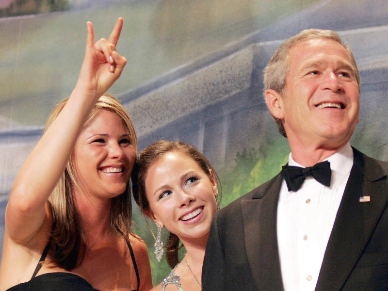 Hätten sie es gewusst? Der ehemalige US-Präsident George W. Bush ist Daddy von dem Zwillingspärchen Jenna (l.) und Barbara.