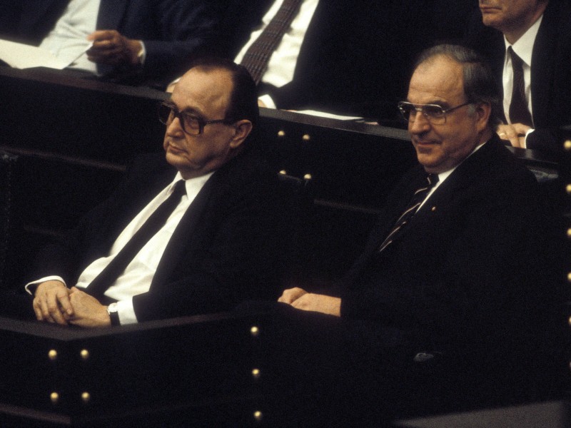 Nach der Wahl von Helmut Kohl (CDU) zum Bundeskanzler am 1. Oktober 1982  behält Genscher seine bisherigen Ämter. Zu seinen Zielen zählen die Weiterführung der Entspannungspolitik und des Ost-West-Dialogs mit der sich wandelnden UdSSR sowie das Zusammenwachsen Europas.