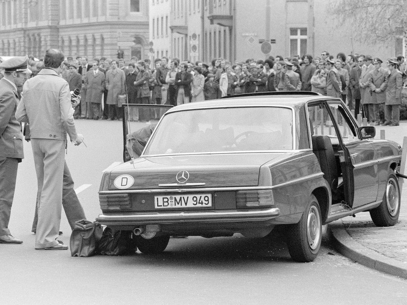Die tödlichen Schüsse fielen, während Buback mit seinem Dienstwagen auf dem Weg zum Bundesgerichtshof in Karlsruhe war. An einer roten Ampel hielt ein Motorrad mit zwei Personen neben dem Mercedes. Eine von ihnen feuerte 15 Schüsse auf den Wagen.