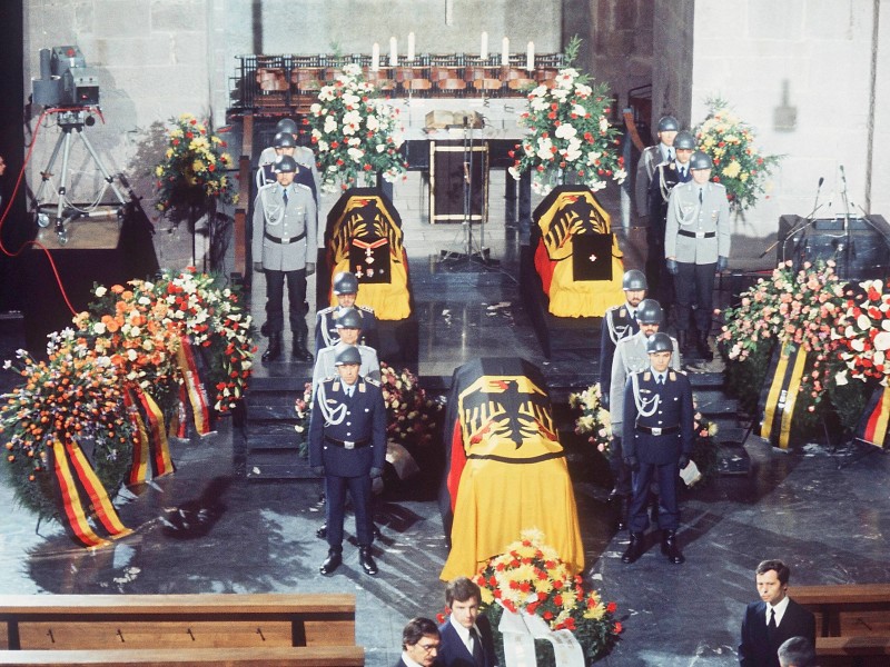 Auf der Trauerfeier für den Generalbundesanwalt und seine Eskorte nannte Bundeskanzler Helmut Schmidt das Attentat einen Angriff auf den Rechtsstaat als Ganzes.
