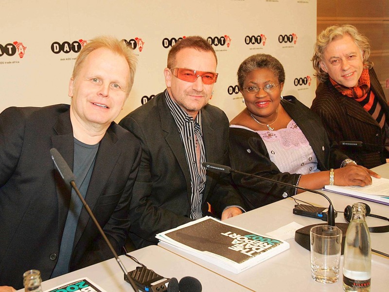 Anlässlich der Pressekonferenz zur Veröffentlichung des DATA-Berichtes 2007 im Vorfeld des G8-Gipfels in Berlin, v.l.n.r.: Grönemeyer, Bono Vox, Ngozi Okonjo-Iweala (nigerianische Politikerin) und Sänger Bob Geldof.
