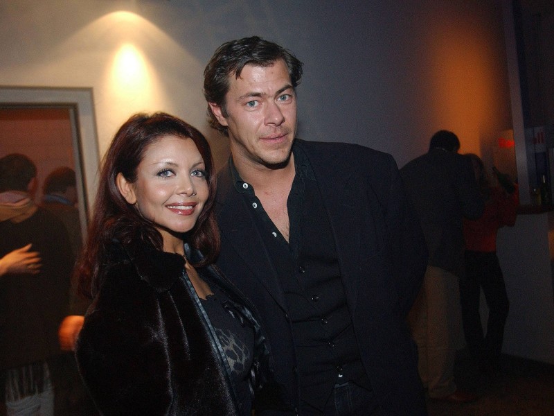 Kaum wiederzuerkennen ist Kader Loth auf diesem Bild. 2002 zeigte sie sich kaum geschminkt und sehr natürlich mit ihrem damaligen Partner, dem Schauspieler Sven Martinek, auf dem roten Teppich.