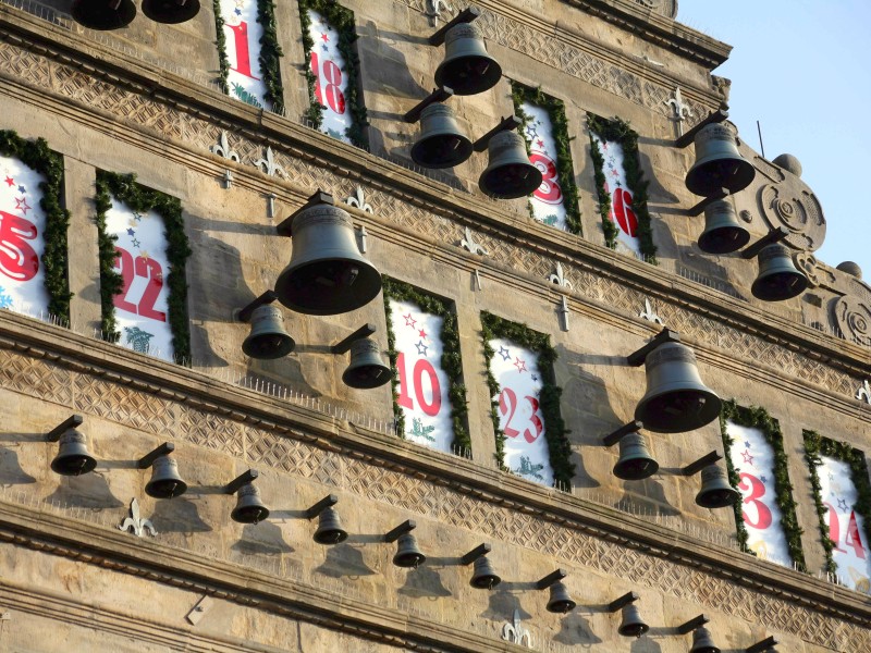 Advents- statt Hochzeit: Ein Weihnachtskalender ziert die Fassade des Hochzeitshauses in Hameln.