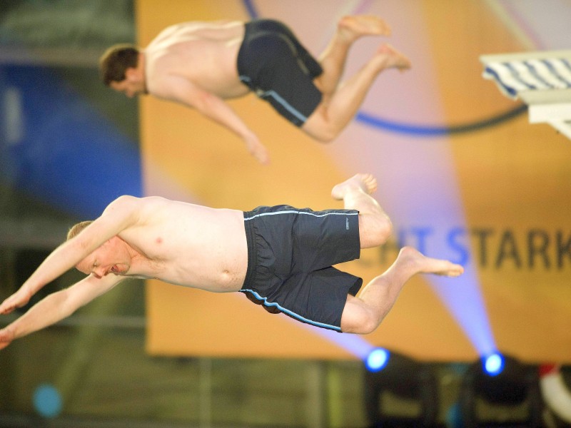 An der Synchronizität hätten Stefan Raab und sein Sprungpartner Elton beim Turmspringen im Jahr 2008 allerdings noch feilen müssen.