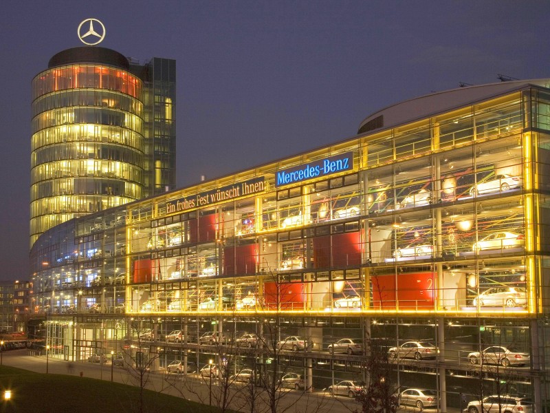 Hinter jedem „Türchen“ ein Neuwagen: Auch dieses Autohaus im bayerischen München ließ sich weihnachtlich inspirieren.