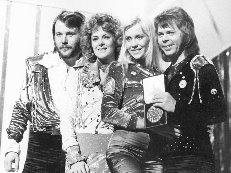 Sie sind wohl die bekanntesten ESC-Teilnehmer: ABBA. Ihre Hits kann auch heutzutage fast jeder noch mitsingen. 1974 legten Agnetha Fältskog, Anni-Frid Lyngstad, Benny Andersson und Björn Ulvaeus den Grundstein für ihre ESC-Karriere: Mit dem Song „Waterloo“ gewannen sie in Brighton den weltgrößten Musikwettbewerb. Danach begeisterten sie mit Ohrwürmern wie „Dancing Queen“, „Super Trouper“ oder „The Winner Takes It All“.