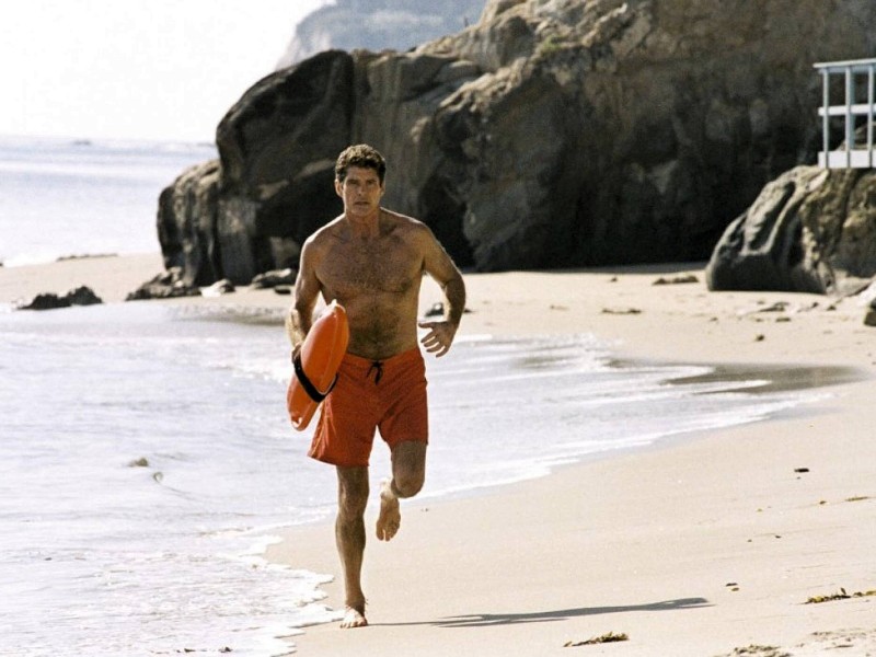 Und auch dieser Mann war in den Neunzigern regelmäßig am Strand von Malibu mit Rettungsboje zu sehen: David Hasselhoff. Die Kult-Serie „Baywatch“ wurde laut „Fernsehlexikon“ zur erfolgreichsten Serie des 20. Jahrhunderts.