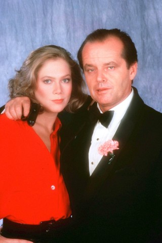 Der Typ „coole Blondine“ wurde Nicholson öfter an die Seite gestellt, Kathleen Turner etwa in der Mafia-Komödie „Die Ehre der Prizzis“ aus dem Jahr 1985. 