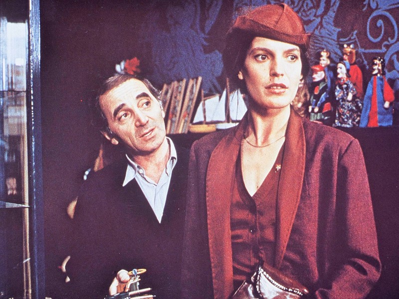 Film-Still aus der Oscar-prämierten Verfilmung „Die Blechtrommel“ (1979) mit Angela Winkler alias Agnes Matzerath und Aznavour alias Spielzeughändler Sigismund.