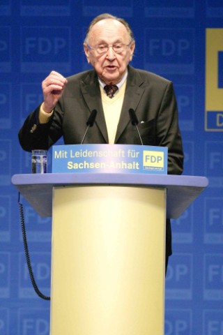 Im Jahr 1992 tritt der Vizekanzler und dienstälteste Außenminister auf eigenen Wunsch von seinen Ämtern zurück, wird zum Ehrenvorsitzenden der FDP ernannt, ...
