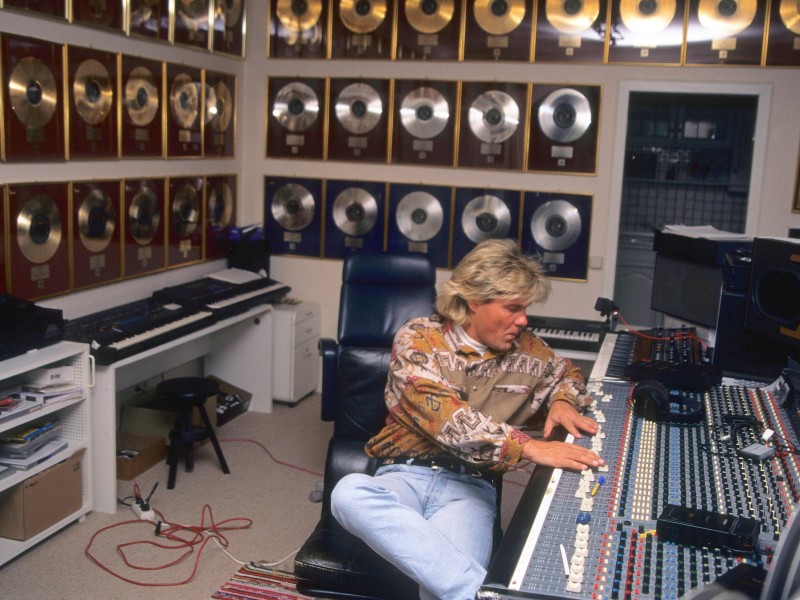 Dieter Bohlen wurde 1954 in Berne geboren und wuchs in Ostfriesland und Oldenburg auf. Bohlen ist studierter Diplom-Kaufmann, der sich aber seit seiner Jugend schon voll auf die Musik konzentrierte. Ende der 1970er Jahre produzierte Dieter Bohlen vor allem für Schlagerkünstler.