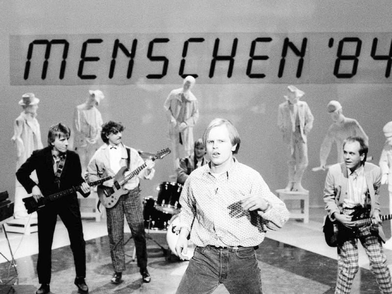 Die Platte mit Hits wie „Männer“, „Flugzeuge im Bauch“ oder der Lokal-Hymne „Bochum“ – die bis heute bei den Fußball-Heimspielen des VfL ertönt – wird 1984 in Deutschland das erfolgreichste Album des Jahres. Neben Peter Maffay, Udo Lindenberg und Marius Müller-Westernhagen zählt er in den Folgejahren zu den großen Stars des deutschen Rock. 