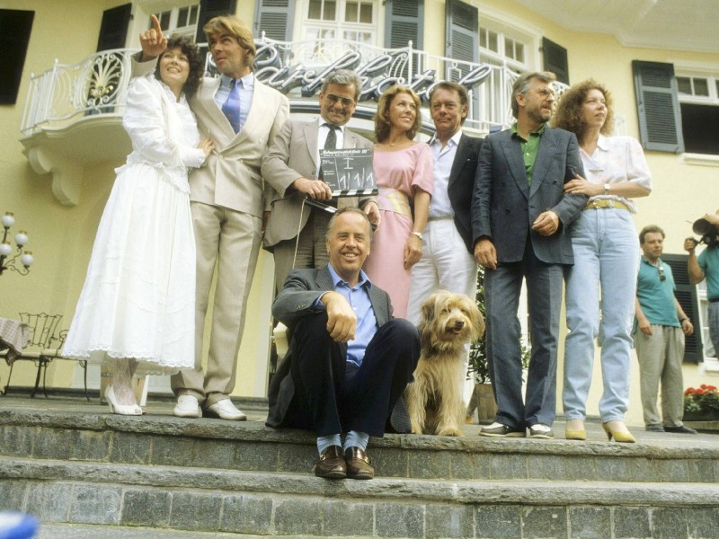 Die „Schwarzwaldklinik“ unter anderem mit den Schauspielern Anja Kruse, Sascha Hehn, Alois Schardt, Gaby Dohm, Klausjürgen Wussow, Hans-Jürgen Tögel (Regisseur) und Evelyn Hamann (von links) wurde zwischen 1984 und 1988 produziert. Wolfgang Rademann hat sich für’s Foto neben Filmhund Jerry gesetzt.