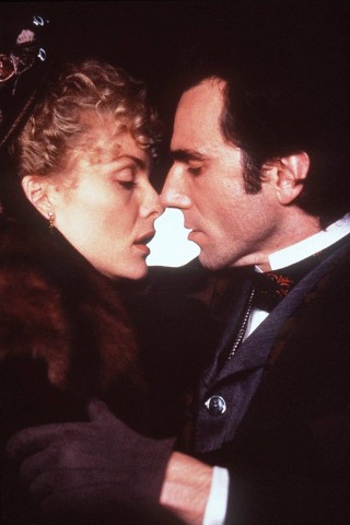 In wunderschönen Bildern erzählten Scorsese und Ballhaus 1993 die unglückliche Liebesgeschichte in „Zeit der Unschuld“, eine weitere Literaturverfilmung, in der sich Michelle Pfeiffer und Daniel Day-Lewis nach einander verzehren. 