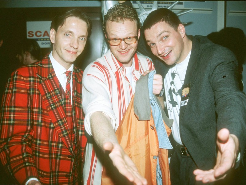 Stefan Raab (Mitte) posiert 1994 mit den beiden „RTL Samstag Nacht“-Stars Olli Dittrich (links) und Stefan Jürgens.