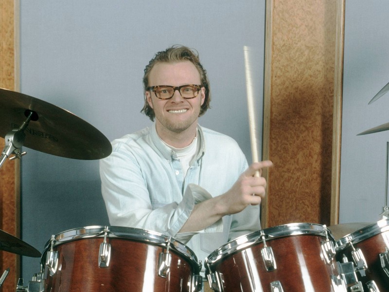 Sein bekanntestes Instrument ist – nicht zuletzt durch die Raabigramme – wohl die Ukulele. Aber Stefan Raab spielt auch Schlagzeug. Das Bild zeigt den ehemaligen VIVA-Moderator im Februar 1996. 