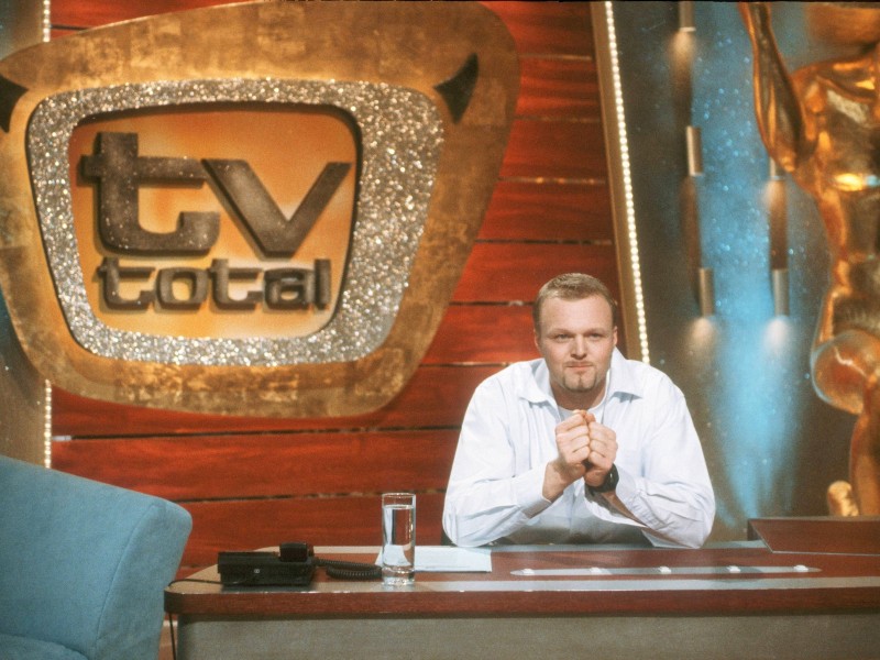 Im März 1999 feierte Stefan Raab mit „TV total“ Premiere. Mehr als 16 Jahre lang war die Late-Night-Show auf ProSieben zu sehen.